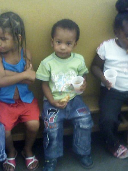 lui c mon neveu toujour entrain de mangé
